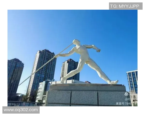 以足球球星雕塑为核心展现体育精神与城市文化融合魅力 以足球球星雕塑为核心展现体育精神与城市文化融合魅力